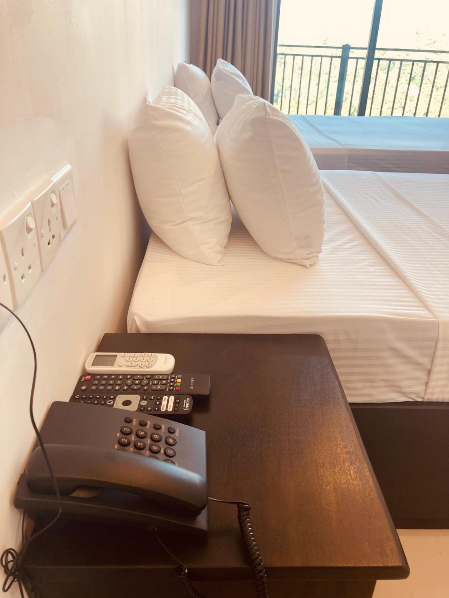 Riverbank Resort Гампола Екстериор снимка